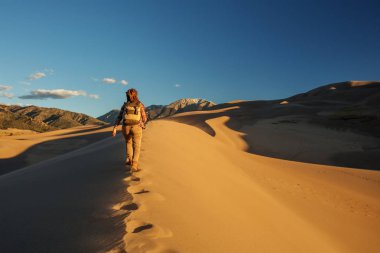 Bir turist çölde seyahat