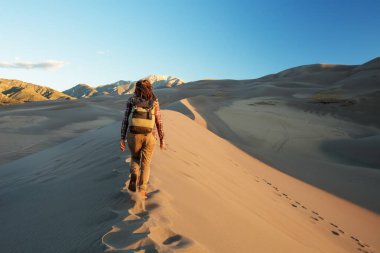 Bir turist çölde seyahat