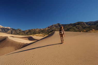Bir turist çölde seyahat