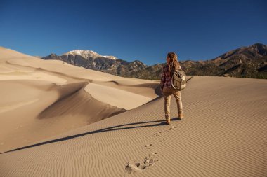 Bir turist çölde seyahat