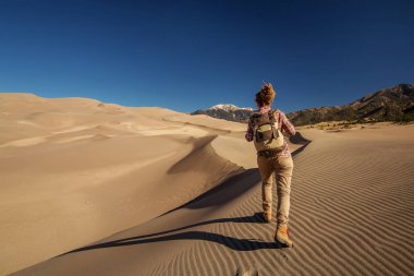 Bir turist çölde seyahat