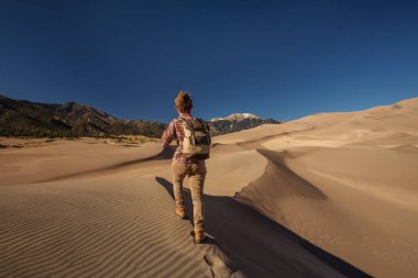 Bir turist çölde seyahat