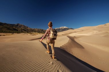 Bir turist çölde seyahat