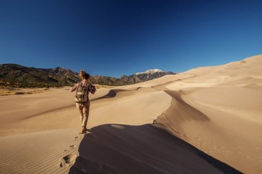 Bir turist çölde seyahat