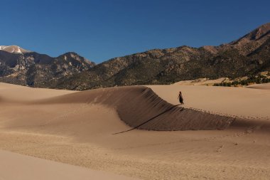 Çölde güzel kadın