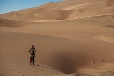 Bir turist çölde seyahat