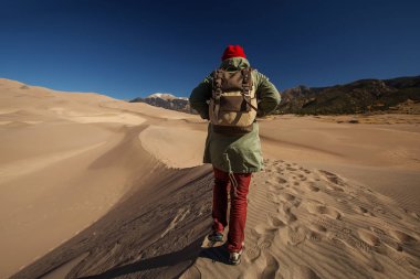 Bir turist çölde seyahat