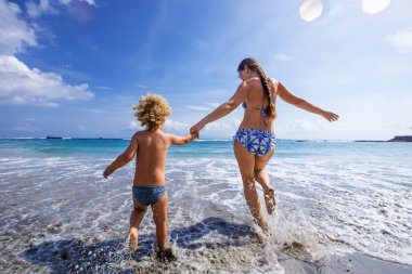 Bir aile sahil eğleniyor