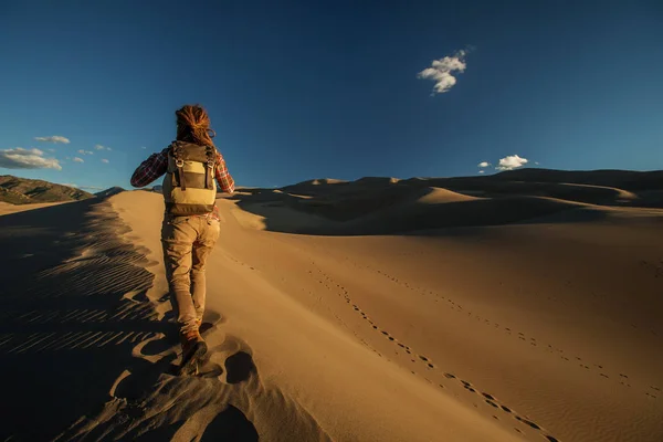 Un turista viajó por el desierto — Foto de Stock