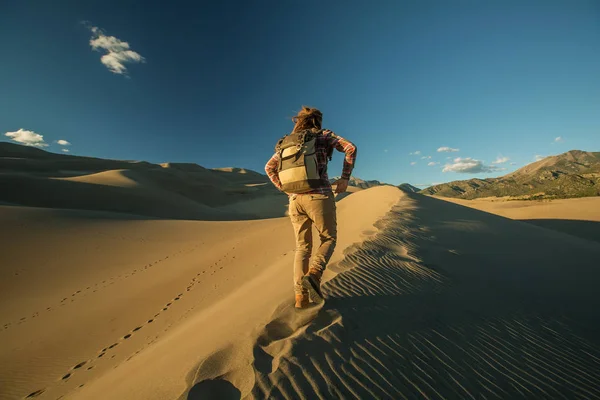 Un turista ha viaggiato nel deserto — Foto Stock