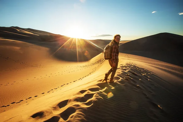 Un turista viajó por el desierto — Foto de Stock