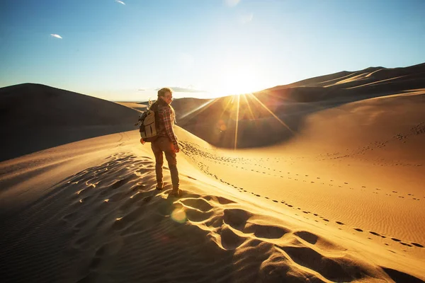 Un turista viajó por el desierto — Foto de Stock