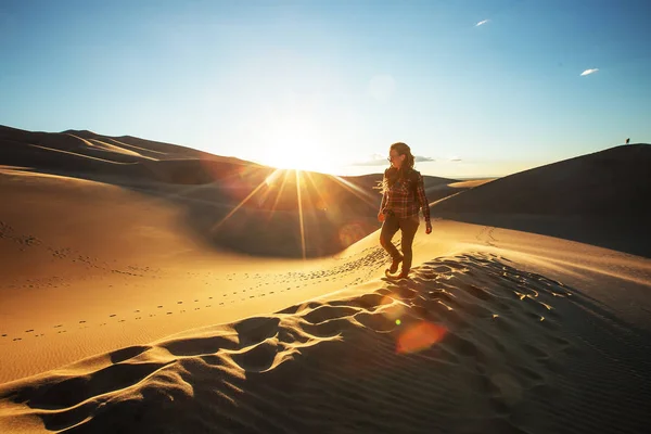Een toerist reisde door de woestijn — Stockfoto