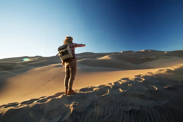 Un turista viajó por el desierto — Foto de Stock