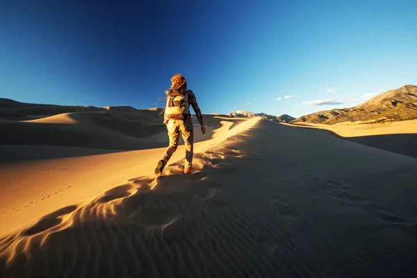 Un turista ha viaggiato nel deserto — Foto Stock