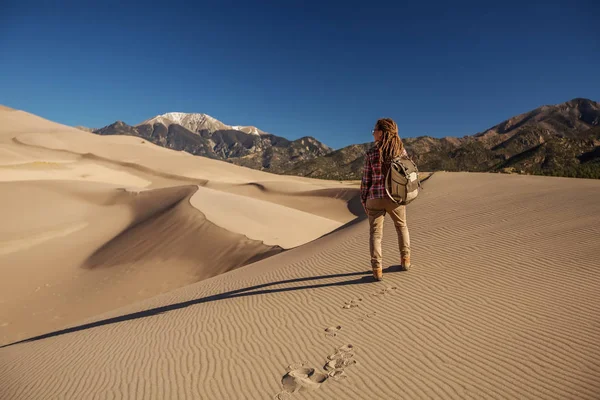Bir turist çölde seyahat