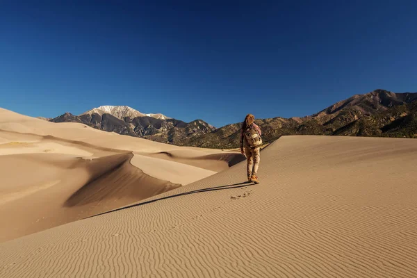 Bir turist çölde seyahat