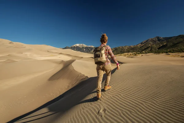 Un turista viajó por el desierto — Foto de Stock