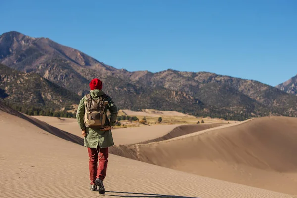 Um turista viajou pelo deserto — Fotografia de Stock