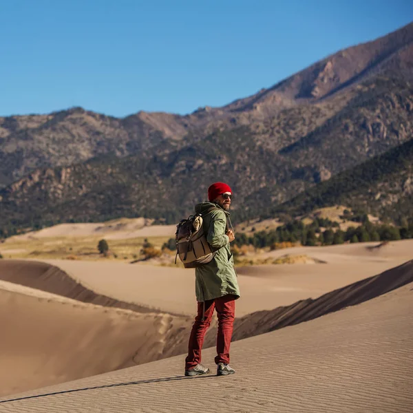 Ένας τουρίστας ταξίδεψε στην έρημο. — Φωτογραφία Αρχείου