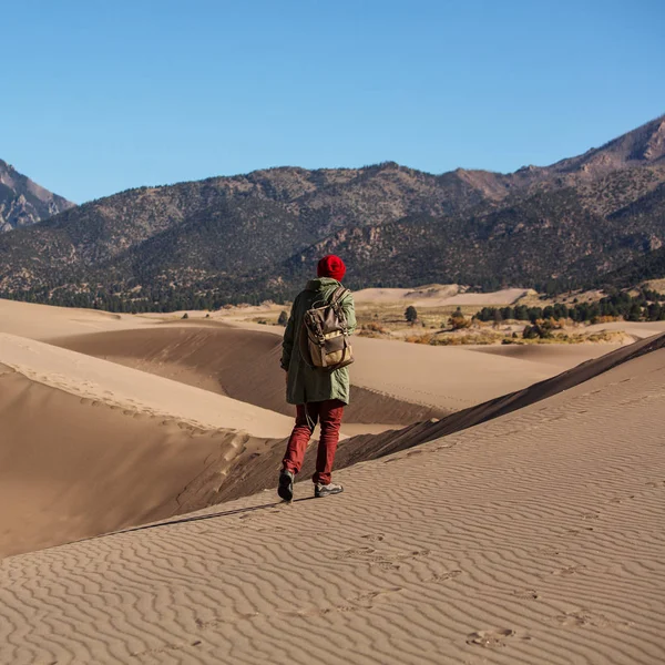 Un turista viajó por el desierto — Foto de Stock