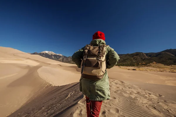 Un turista viajó por el desierto — Foto de Stock