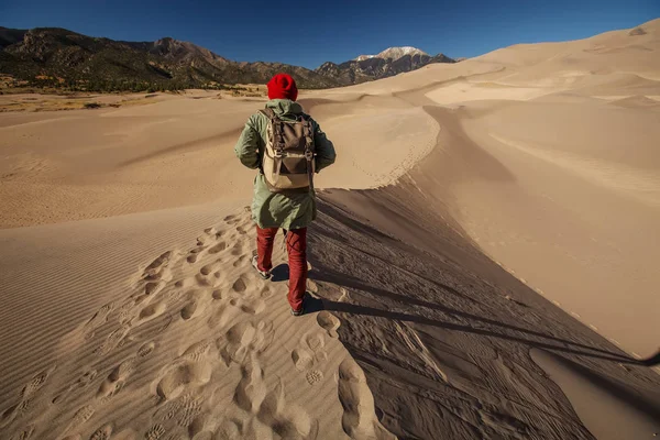 Un turista viajó por el desierto — Foto de Stock