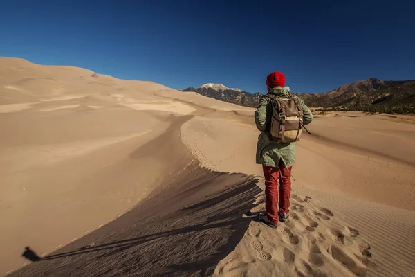 Un turista viajó por el desierto — Foto de Stock