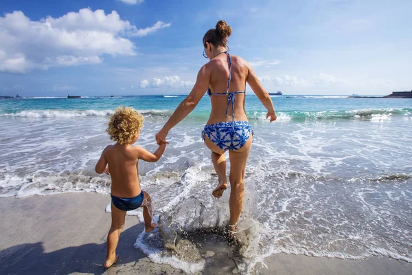Sebuah keluarga bersenang-senang di pantai — Stok Foto