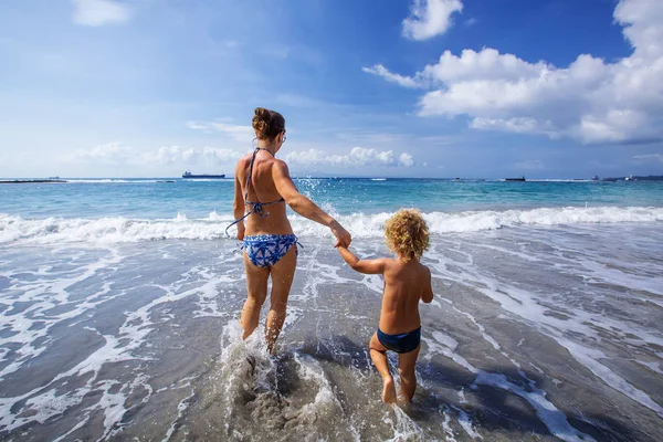 Sebuah keluarga bersenang-senang di pantai — Stok Foto