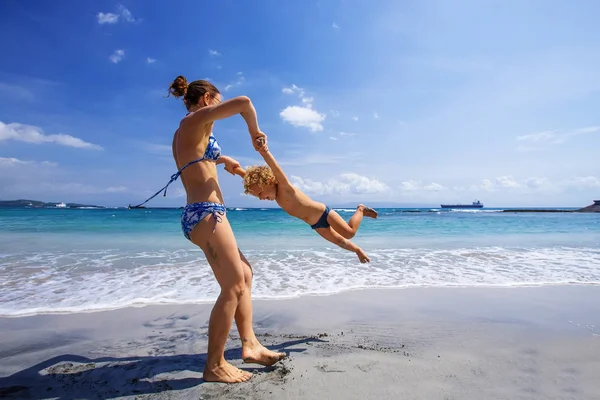 Una familia se divierte en la orilla del mar — Foto de Stock