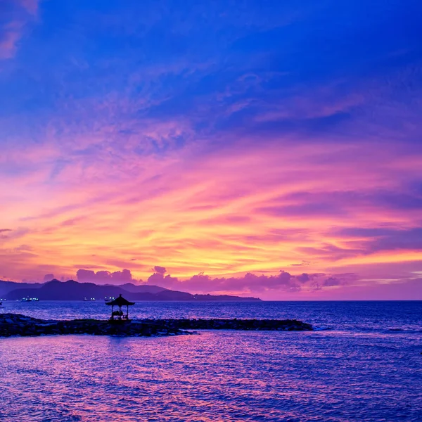 Hermoso atardecer en el mar — Foto de Stock