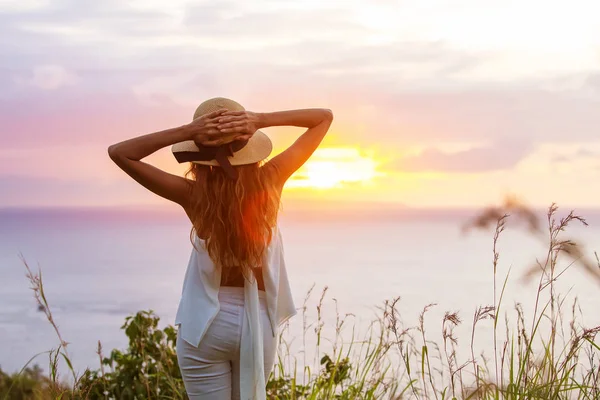 Жінка на краю скелі і дивлячись на захід сонця, Нуса-Пеніда — стокове фото