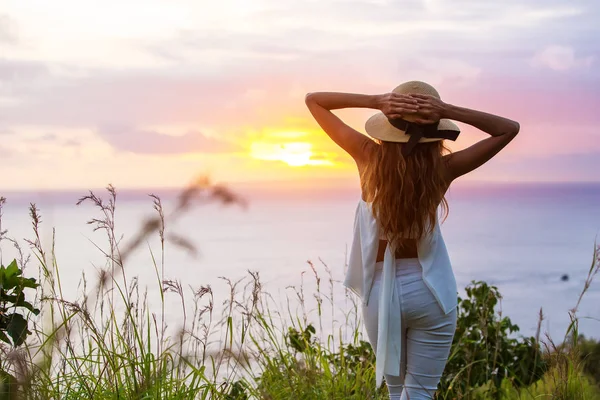  bir uçurumun kenarında kadın ve gün batımı, Nusa Penida bakarak