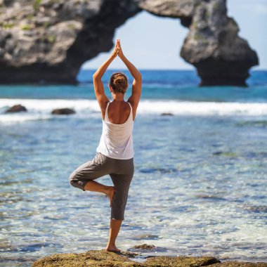 Kafkas kadın pratik yoga, deniz kıyısı