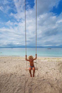Swings'in arkası sahilde oynuyor.