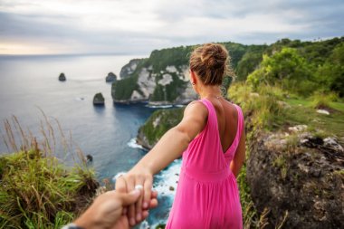  bir uçurumun kenarında oturan ve gün batımına bakan kadın, Nus