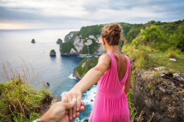  bir uçurumun kenarında oturan ve gün batımına bakan kadın, Nus