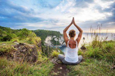 Kafkas kadın pratik yoga, deniz kıyısı