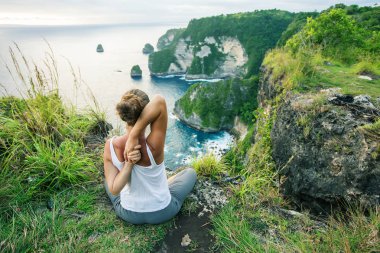 Kafkas kadın pratik yoga, deniz kıyısı