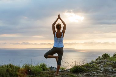 Kafkas kadın pratik yoga, deniz kıyısı