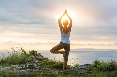 Kafkas kadın pratik yoga, deniz kıyısı