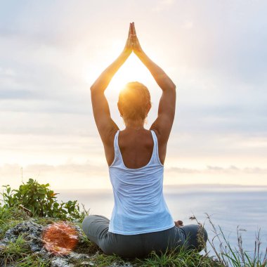 Kafkas kadın pratik yoga, deniz kıyısı