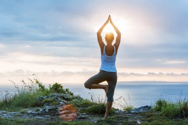 Kafkas kadın pratik yoga, deniz kıyısı