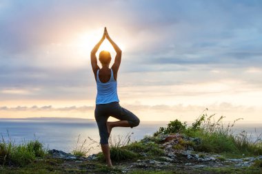 Kafkas kadın pratik yoga, deniz kıyısı