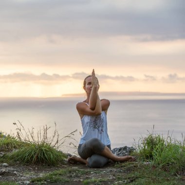 Kafkas kadın pratik yoga, deniz kıyısı
