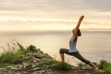 Kafkas kadın pratik yoga, deniz kıyısı