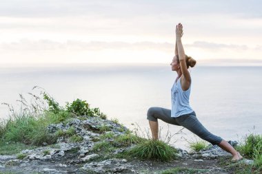 Kafkas kadın pratik yoga, deniz kıyısı