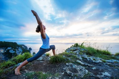 Kafkas kadın pratik yoga, deniz kıyısı