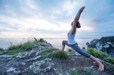 Kafkas kadın pratik yoga, deniz kıyısı